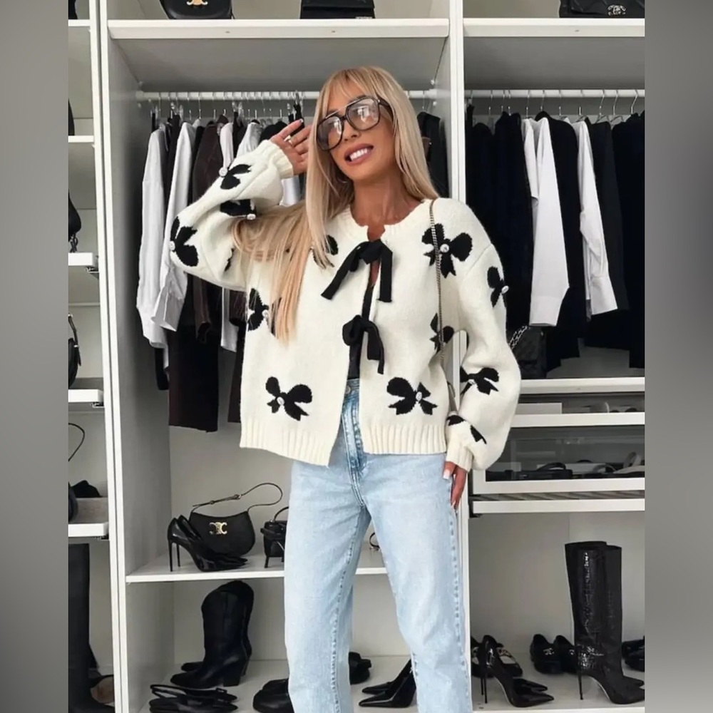 NWOT Embellished Bow‎ Sweater